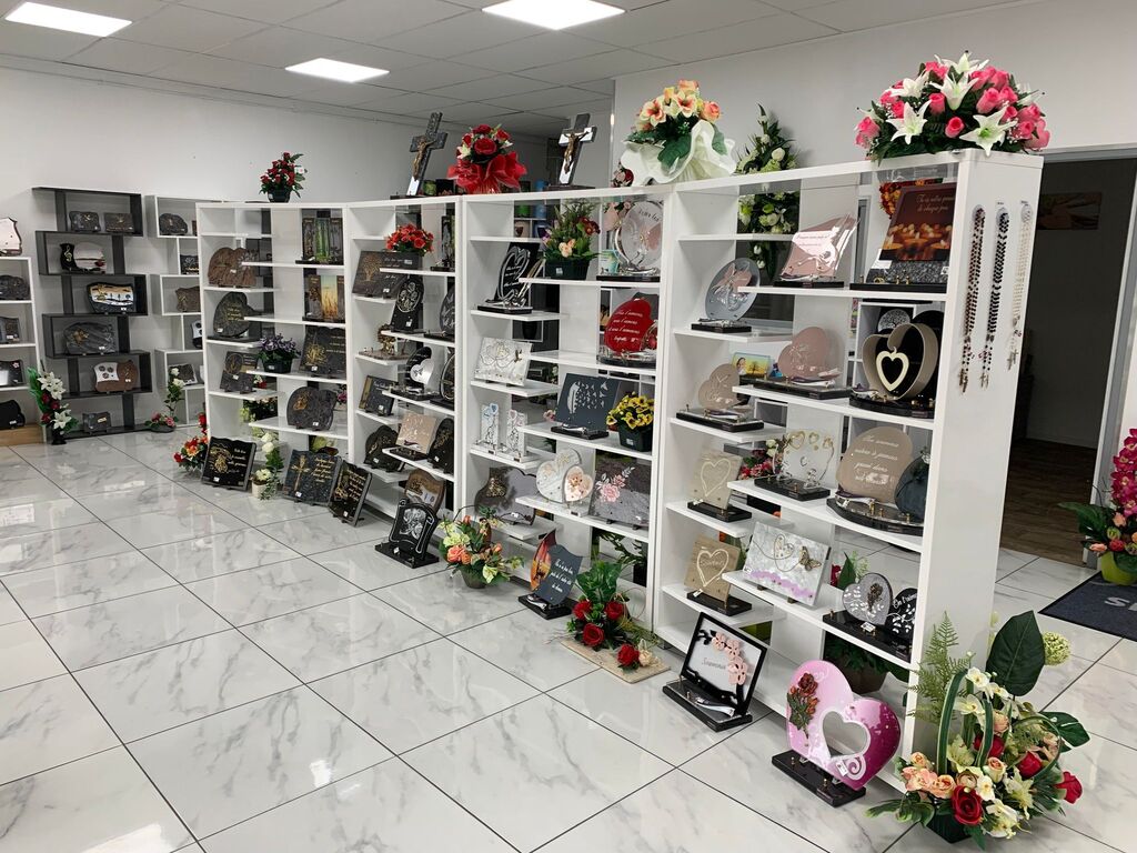 fleurs dans un vase dans un cimetiere