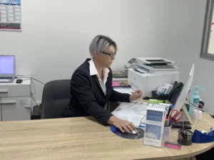 Conseillère funéraire travaillant sur son ordinateur à son bureau d'accueil.